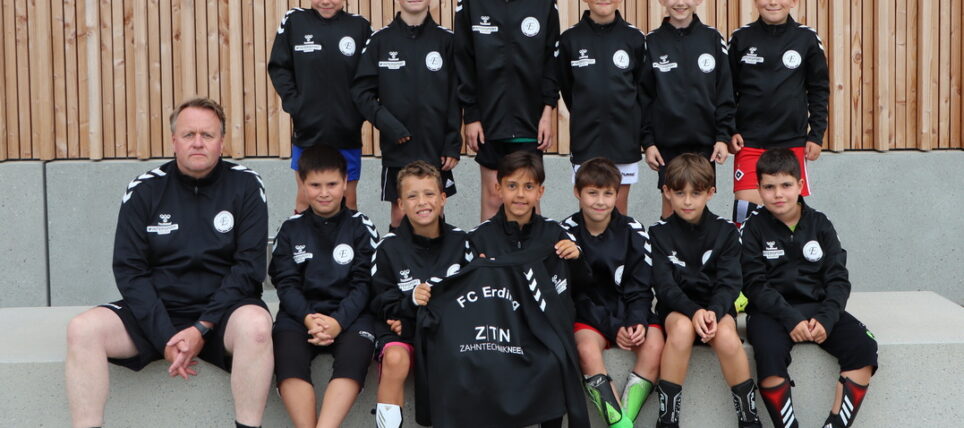 Neue Trainingsjacken für die E1-Jugend von ZTN